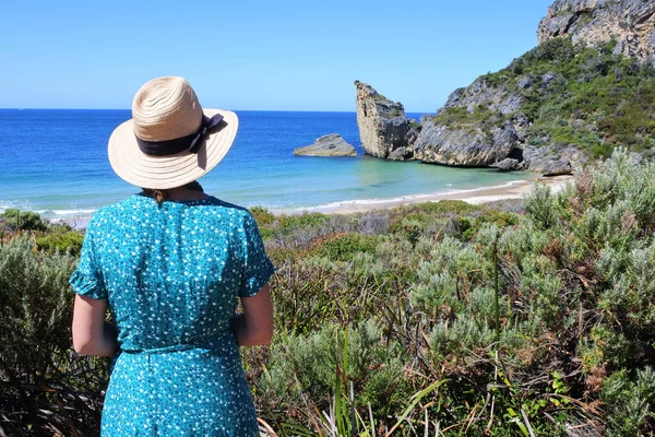 Rear View Adult Australian Woman Looking Landscape View Cathedral Beach — Stock Photo, Image