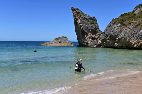 Windy Harbor Feb 2022 Australian Men Dykning Vid Cathedral Beach — Stockfoto