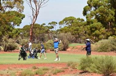 KALGOORLIE, WA - MAR 18 2022: Avustralya 'nın en iyi oyuncularından biri olan Graham Marsh tarafından tasarlanan Kalgoorlie Golf Sahasında golf oynayan Avustralyalılar Avustralya' nın en iyi sahalarından birini derecelendirdi..