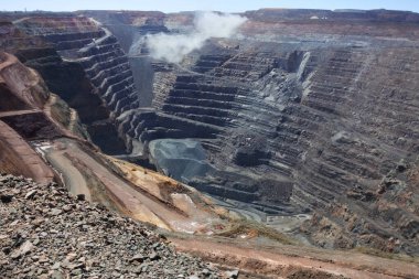 KALGOORLIE, WA - 18 MAR 2022: Batı Avustralya 'daki Fimiston Açık Çukuru' nda patlama..