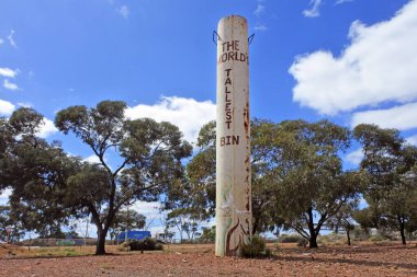 KALGOORLIE, WA - 23 MAR 2022: Kalgoorlie 'deki en uzun çöp kutusu - Batı Avustralya Boulder..