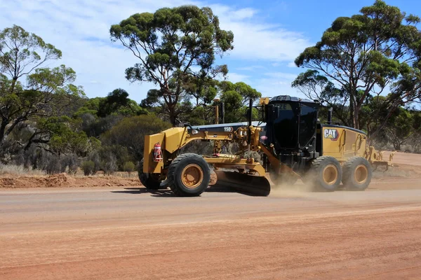 Kalgoorlie Mar 2022 世界最大の地理的に広がる道路システムの1つである西オーストラリア州の未舗装道路の表面を平らにするモーターグレーダー 500Kmの道路が250万Km2以上に広がっています — ストック写真