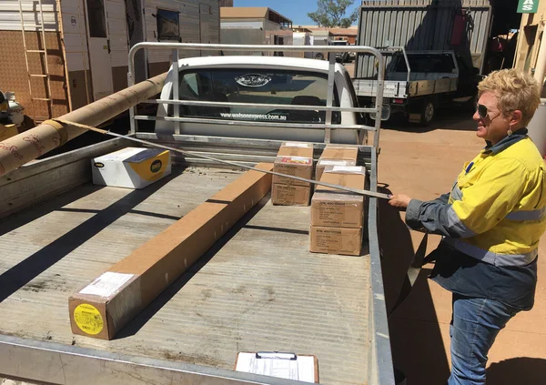 Kalgoorlie Mar 2022 澳大利亚送货妇女将箱子装上卡车 — 图库照片