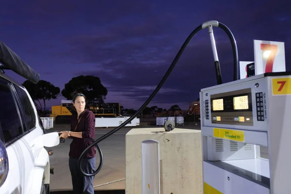 Kalgoorlie Mar 2022 Αναστατωμένη Αυστραλή Γυναίκα Γεμίζει Αυτοκίνητό Της Καύσιμα — Φωτογραφία Αρχείου