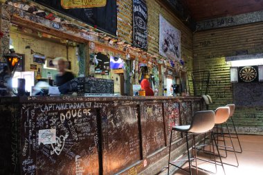 KANOWNA, WA - 23 MAR 2022: The Broad Arrow Tavernası 'nın kapıları 1896' dan kalma, bir zamanlar zenginleşen altın madenciliği topluluğunun kalıntıları olan hayalet bir kasabadaki tek bar..