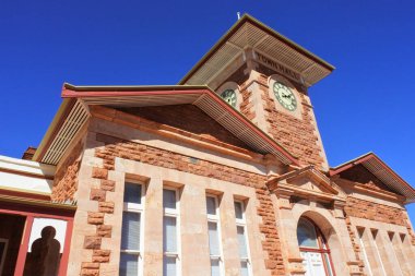 MENZIES, WA - 23 MAR 2022: Menzies Town Hall Batı Avustralya. Menzies, Batı Avustralya 'nın Goldfields-Esperance bölgesinde 108 nüfuslu bir kasabadır..
