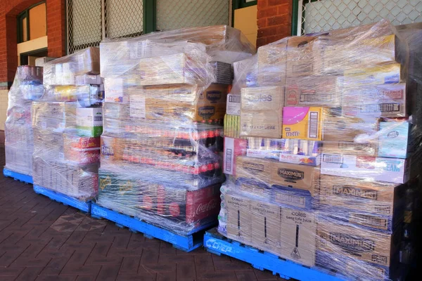 レオノーラ 2022年3月25日 不足過剰需要中の店舗外貨物の数量は 製品やサービスの需要が市場での供給を超える状況 — ストック写真