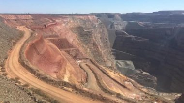 KALGOORLIE, WA - 17 MAR 2022: The Fimiston Open Pit sahibi Kuzey Yıldızı Kaynakları. Madende 2019 yılında 456 bin ons altın (14.2 t) üretildi ve yaklaşık 1100 işçi ve müteahhit çalıştırıldı..