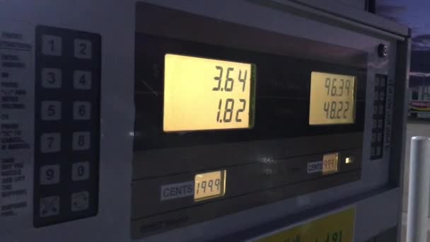 Kalgoorlie Mar 2022 Upset Australian Woman Filling Her Car Fuel — Stock Video