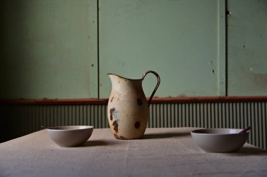 Batı Avustralya 'daki Gwalia hayalet kasabasında terk edilmiş bir evde eski bir mutfağın kalıntıları..