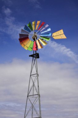 Avustralya 'nın taşrasındaki mavi gökyüzünde izole edilmiş renkli rüzgar değirmeni.