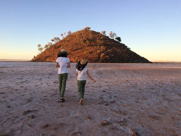 Widok Tyłu Australijskich Dziewcząt Wchodzących Krajobraz Jeziora Ballard Pobliżu Menzies — Zdjęcie stockowe