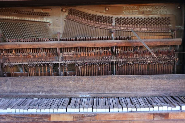 Remains Old Broken Piano — Stock Photo, Image