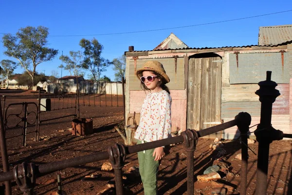 Menina Australiana Idade Feminina Visitando Cidade Fantasma Mina Ouro Gwalia — Fotografia de Stock