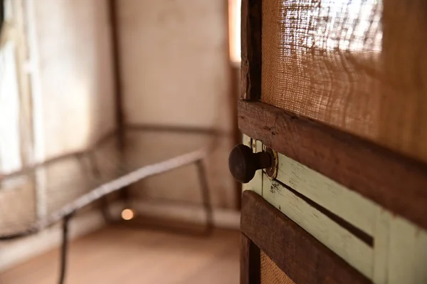 Restes Une Vieille Porte Chambre Coucher Dans Une Maison Abandonnée — Photo