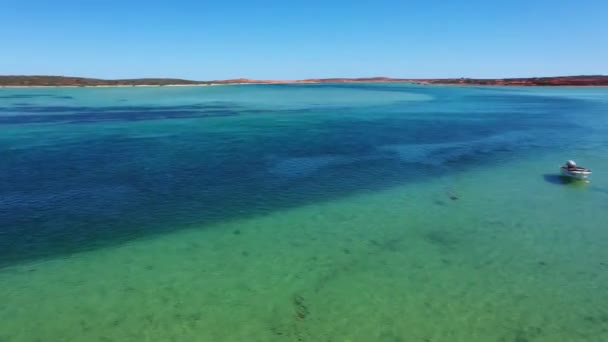 웨스턴오스트레일리아주의 베이에 청록색 물에서 어선을 공중에서 — 비디오