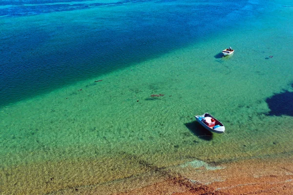 Vista Aerea Due Barche Pesca Ormeggiate Acque Turchesi Nella Penisola — Foto Stock