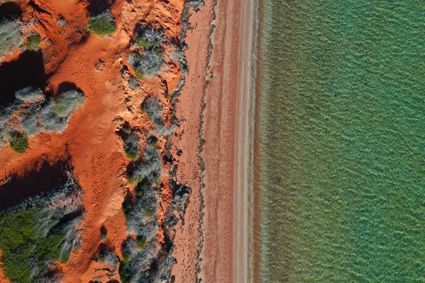 西オーストラリア州シャークベイにあるペロン半島の海岸海岸線の赤崖とターコイズブルーの水の空中ドローンビュー — ストック写真