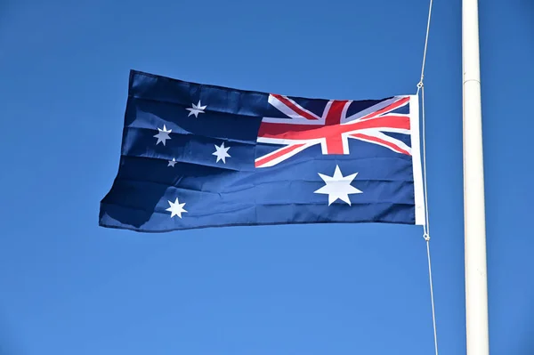 澳大利亚国旗在蓝蓝的天空中飘扬 — 图库照片