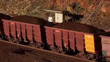 DAMPIER, WA - 07 Haziran 2022: Demir cevheri treni Dampier Limanı, Batı Avustralya. Avustralya, dünyanın en büyük demir madencisi, şu anda yılda 25 milyar ton demir cevheri çıkarıyor.