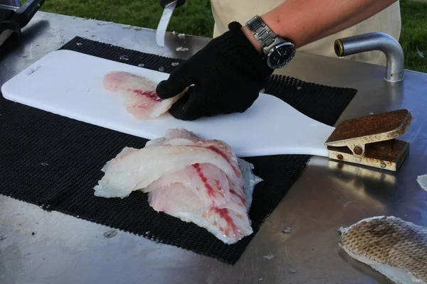 Manos Pescador Con Cuchillo Limpieza Pescado —  Fotos de Stock