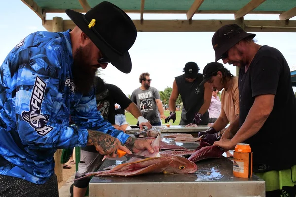 Coral Bay May 2022 Australian People Gutting Fish Recreational Fishing — Stock Photo, Image