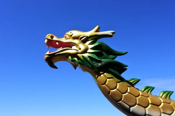 Vue Latérale Une Tête Dragon Chinoise Isolée Contre Ciel Bleu — Photo