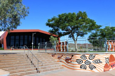 KARATHA, WA - Haziran 03 2022: Kızıl Toprak Sanat Bölgesi, Batı Avustralya 'daki Karratha şehir merkezinin kalbinde çağdaş bir sahne sanatları merkezi ve topluluk merkezi sunmaktadır..