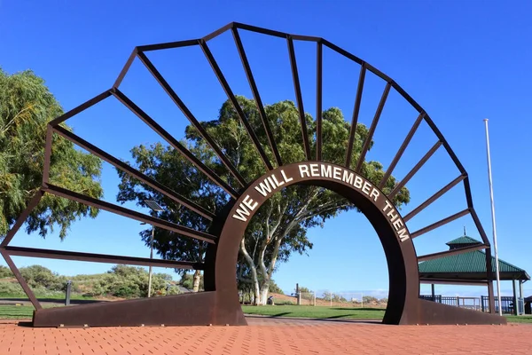 Onslow 2022年6月2日 オンズロー戦争記念碑オーストラリアが関わってきた様々な紛争に従軍した人々を記念する彫刻 — ストック写真