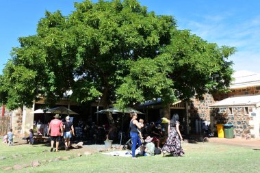 COSSACK, WA - HAZİRAN 05 2022: Avustralya 'nın batısındaki Pilbara bölgesinde eğlenen Avustralyalılar.