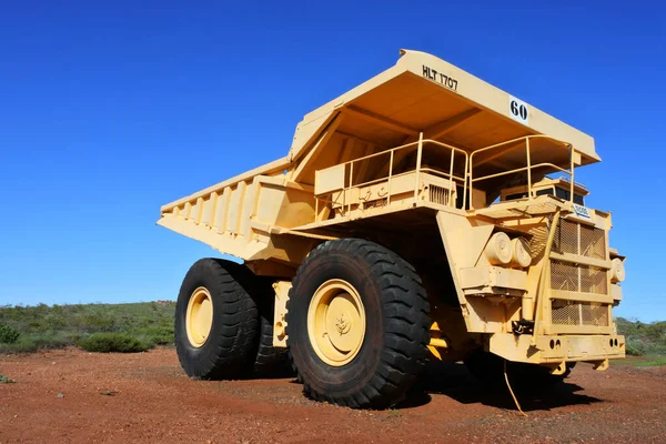 西オーストラリア州にトラックをダンプします オーストラリアの鉱業は 2019年の総商品輸出からのオーストラリアの収入の46 を占めています — ストック写真
