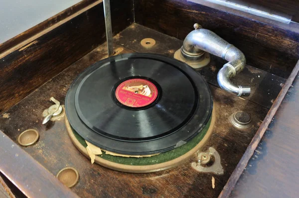 Cossack June 2022 Old Gramophone Vinyl Record Phonograph Invented 1877 — Stock Photo, Image