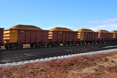 TOM PRICE, WA - 11 Haziran 2022: Rio Tinto 'nun demir cevheri tren vagonları dünyanın en büyük özel demiryolu ağında 1400 km' den fazla ray ile Dampier ve Lambert Limanı 'ndaki mayınları birbirine bağlıyor.