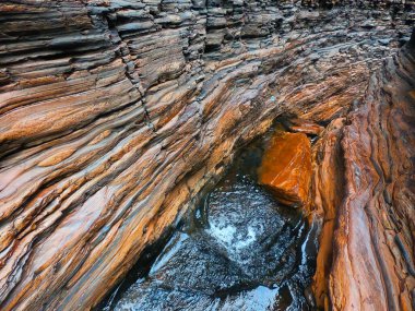 Batı Avustralya 'nın Karijini Ulusal Parkı Pilbara bölgesindeki Hancock Vadisi' nde Spider Walk 'da tatlı su akıyor.