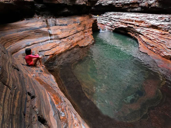 Young Adult Australian Woman Sitting Kermits Pool Hancock Gorge Karijini — Zdjęcie stockowe
