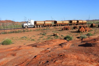 PORT HEDLAND, WA - 20 Haziran 2022: Great Northern Highway ve Newman 'da dört karavanlı tren yolculuğu. Otoyol treni Avustralya, ABD ve Avrupa' nın uzak bölgelerinde verimli bir şekilde taşımak için kullanılan bir tır..