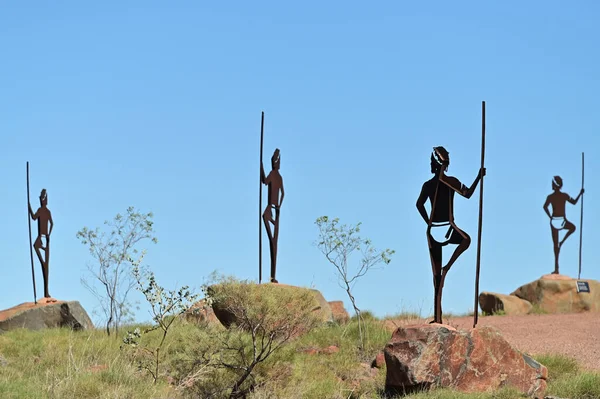 Roebourne June 2022 Group Aboriginal Australian Male Sculptures Standing Rock — Stockfoto