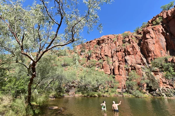 Karratha Junho 2022 Casal Ativo Idosos Australianos Desfrutando Água Vista — Fotografia de Stock