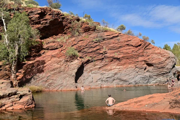 Tom Price June 2022 Group Australian People Enjoying Water View — ストック写真