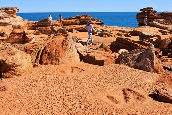 Broome July 2022 Group Tourists Visiting Gantheaume Point Dinosaur Fossilised — Stock Photo, Image