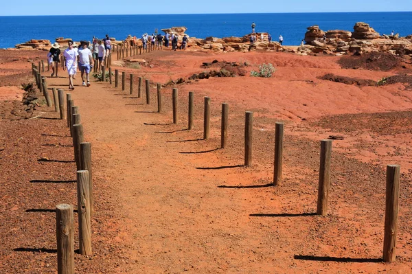Broome July 2022 Group Tourists Visiting Gantheaume Point Dinosaur Fossilised — Stockfoto