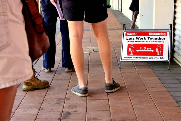 Broome July 2022 Line People Standing Social Distancing Sign Control — Photo