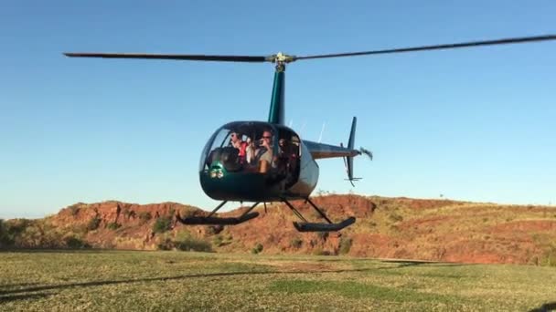 Kununurra Aug 2022 Helicopter Ride Pilot Passengers Many People Take — Vídeos de Stock