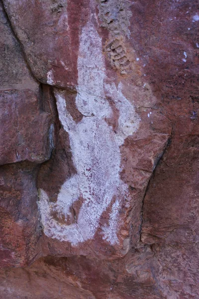 Wyndham Aug 2022 Australian Aboriginal Mythology Crocodile Painted Rock Galleries — стоковое фото