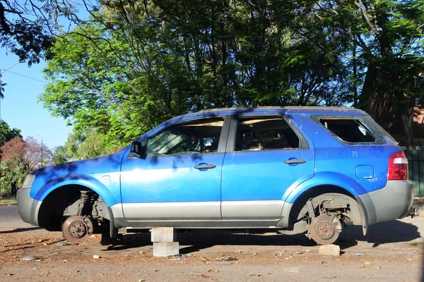 Katherine Aug 2022 Stolen Vandalized Vehicle Abandoned Bricks City Street — стоковое фото