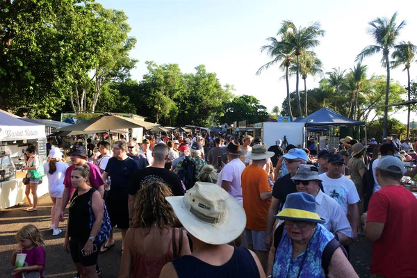 Darwin Sep 2022 Large Crow People Mindil Beach Sunset Market — стокове фото