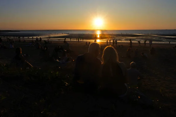 Silhouette Large Group Unrecognizable People Watching Sunset Mindil Beach Darwin — стокове фото