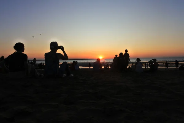 Silhouette Large Group Unrecognizable People Watching Sunset Mindil Beach Darwin —  Fotos de Stock