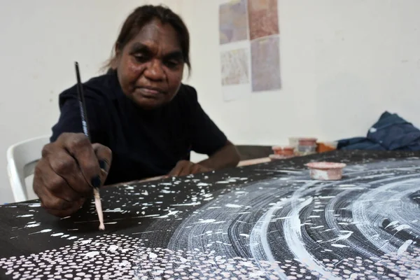 Kununurra Aug 2022 Aboriginal Female Artist Dot Painting Indigenous Australian — стокове фото