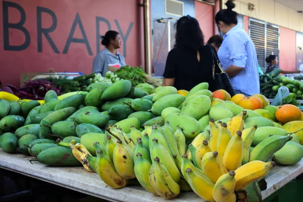 Darwin Sep 2022 Azjatyccy Australijczycy Dokonujący Zakupów Lokalnym Rynku Żywnościowym — Zdjęcie stockowe